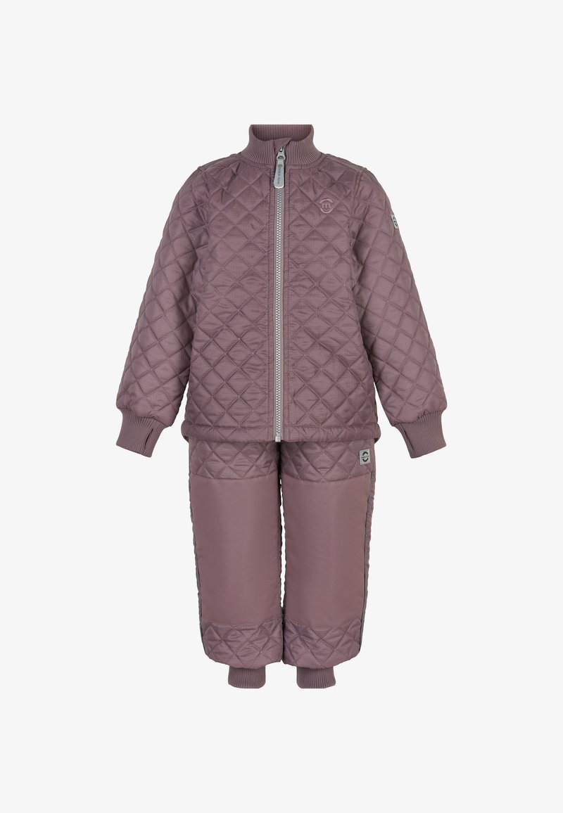 Gepatchter Zweiteiler in sanftem Mauve. Jacke mit hohem Kragen und Reißverschluss; die Hose hat gerippte Bündchen und glatte untere Abschnitte.