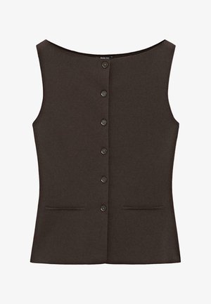 Gilet en maille brun foncé sans manches avec six boutons sur le devant et deux poches fendues horizontales près de l’ourlet.