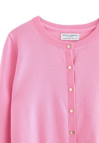 Vaaleanpunainen neulottu neuletakki, jossa on pyöreä pääntie, joustavat reunat ja kultasävytteiset napit edessä. Tasaisen pintainen rakenne ja tasainen ompelujälki.