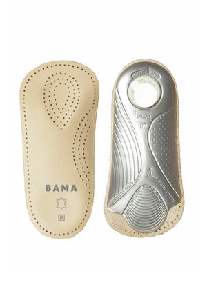 Venstre beige lædersål med perforeringer og mærkenavn; højre sål med sølvmetalisk polstring og strukturerede grebsområder.