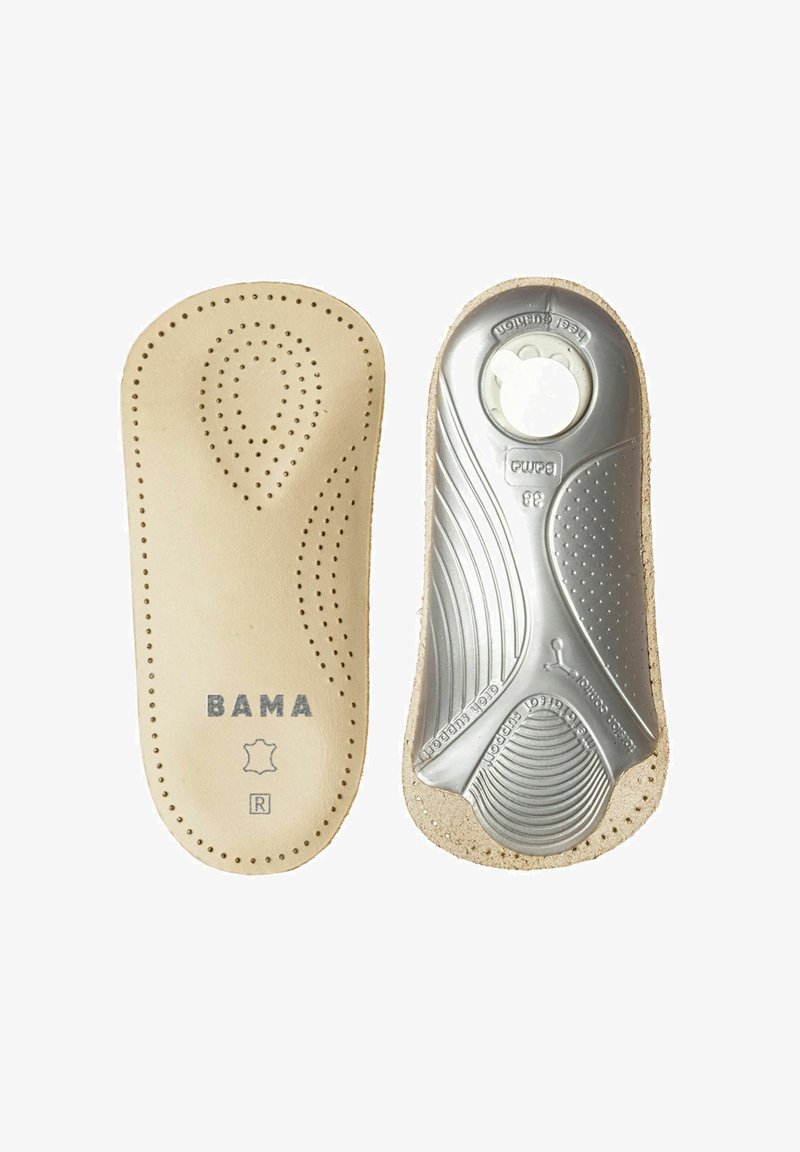 Lewe beżowe skórzane wkładki do butów z perforacjami i nazwą marki; prawa wkładka z metalicznym, srebrnym amortyzatorem i teksturowanymi powierzchniami chwytającymi.