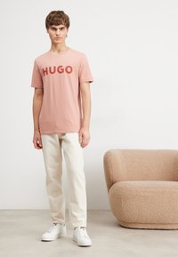 HUGO DULIVIO - Triko s potiskem - light/pastel red