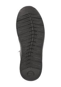 Schwarze Gummisohle mit ausgeprägten Rillen und Profil für besseren Halt. Rundes Logo in der Mitte. Glatte und strukturierte Bereiche sichtbar.