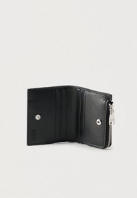 Μαύρο δερμάτινο πορτοφόλι με ομαλή υφή, διαθέτει πολλαπλές θήκες για κάρτες, κλείσιμο με κουμπί και θήκη με φερμουάρ στο πλάι.