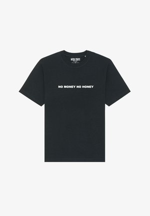 Zwarte katoenen T-shirt met korte mouwen en een ronde hals, met de tekst "GEEN GELD GEEN HONING" in vette witte letters over de voorkant.