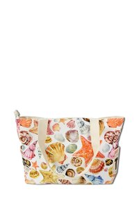 Tote bag van een witte stof met kleurrijke schelpenpatronen. Het heeft stevige crèmekleurige handvatten en een ruime binnenkant.