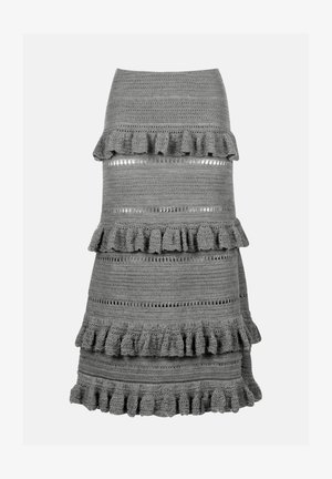 Szürke horgolt szoknya három rétegű volánokkal, nyitott mintákkal és texturált vízszintes csíkokkal. Közepes hosszúságú kivitel.