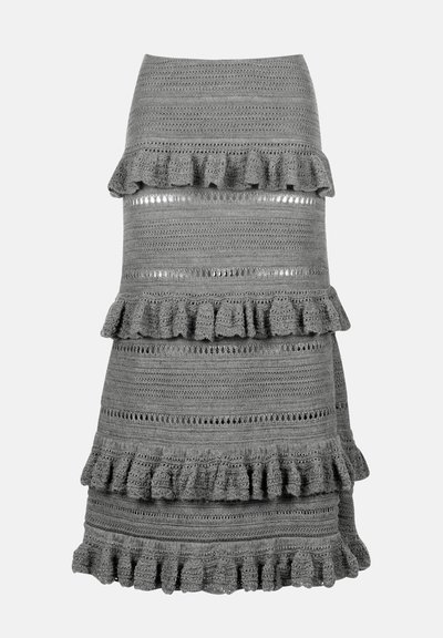 Fustă croșetată gri cu trei volane suprapuse, prezentând motive de dentelă și dungi texturate orizontale. Design de lungime medie.