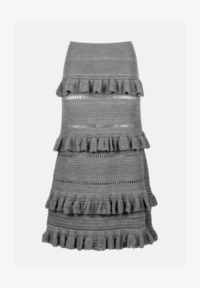 Fustă croșetată gri cu trei volane suprapuse, prezentând motive de dentelă și dungi texturate orizontale. Design de lungime medie.