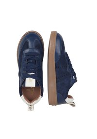 Sneaker blu navy con una combinazione di texture in pelle e suede, dotate di una suola in gomma marrone, chiusura con lacci e dettagli perforati.