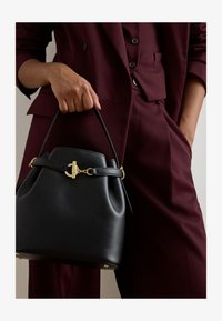 Unselected, black