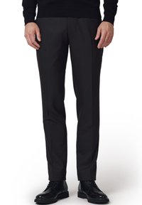 Czarne spodnie o dopasowanym kroju, wykonane z gładkiej tkaniny. Charakteryzują się eleganckim designem z kantem z przodu, zestawione z czarnymi butami.