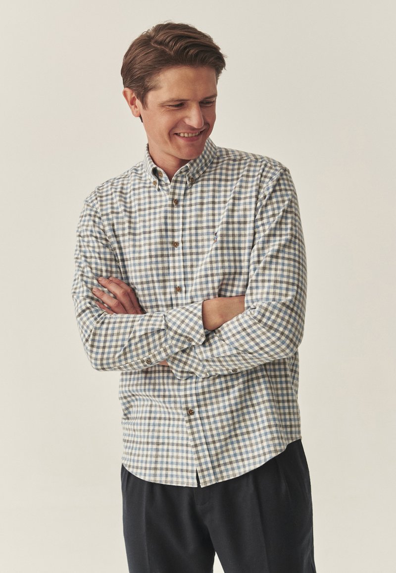 Cămașă cu guler structurat, cu model în carouri albastre și bej, confecționată dintr-un material ușor.