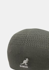 Cappello Kangol in grigio scuro con design a maglia testurizzata. Presenta una forma arrotondata e il logo distintivo bianco sul lato.