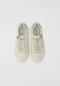 Weiße Low-Top-Sneaker mit glattem Lederfinish, silbernen Akzenten, Schnürdesign und einem seitlichen Reißverschlussdetail für ein einfaches Anziehen.