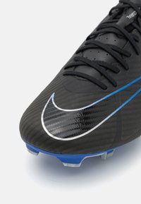 Zwarte voetbalschoenen met een getextureerd oppervlak, zilveren Nike-swoosh, blauwe accenten en zwarte veters. Voorzien van een gemodelleerde buitenzool met noppen.