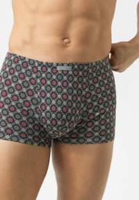 Boxershorts met een donkere achtergrond en een bloem geometrisch patroon in rood, groen en blauw. Gemaakt van zacht, rekbaar materiaal.