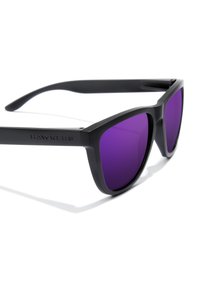 Ochelari de soare din plastic negru, cu un design unghiular și lentile violet. Prezintă un logo gravat pe lateral, finisaj mate elegant și brațe largi.