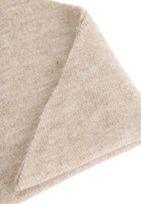 Beżowa dzianina o miękkiej fakturze, z zagiętym rogiem i subtelnymi wariacjami kolorystycznymi, prezentująca prosty i czysty design.
