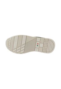 Suola di una scarpa chiara con diversi modelli di battistrada, etichettata con la taglia 37 e contrassegnata con "NeroGiardini" e una bandiera italiana.