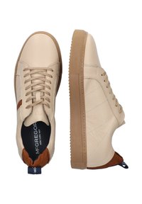 Beiga lädersneakers med texturerade sidor, bruna gummisålar och förstärkta snörhål. Inkluderar en brun läderdetalj och logotyp på tungan.