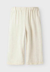 Pantalones capri de lino color crema con cinturilla elástica y borde de encaje con forma de ondulación en el dobladillo. Textura suave, corte relajado.