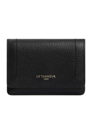 Cartera de cuero negro texturizado con cierre de solapa y logo dorado "LE TANNEUR 1898" centrado en el frente.