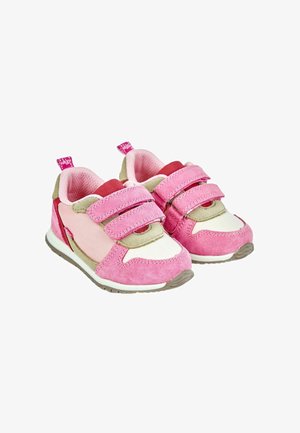 Rosa Wildlederschuhe mit einer weißen Stofffront und roten Akzenten. Verfügt über zwei Klettverschlüsse und ein beige Seitenteil. Gummisohle.