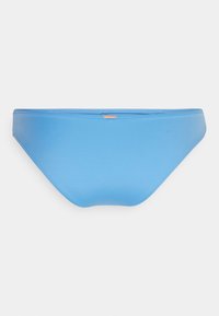 Parte de baixo de biquíni azul, feita de tecido suave, com um corte clássico, bordas costuradas e uma pequena etiqueta da marca em ouro rosa.