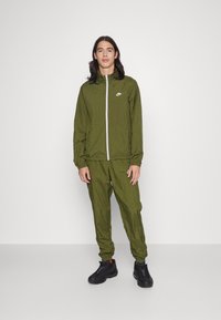 Nike Sportswear SUIT BASIC SET - Fato de treino - rough green/light bone