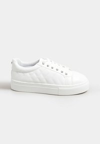 Zapatillas blancas con cordones, con un patrón acolchado en los laterales, suela de goma y punta texturizada. Presenta ojales plateados y una lengüeta.