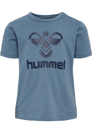 Lyseblå bomulds t-shirt med et mørkeblåt grafisk design med et logo og bladmønster på fronten. Korte ærmer og rund hals.