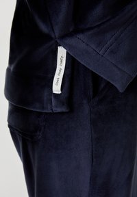 Unausgewählt, dark blue