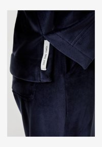 Unausgewählt, dark blue