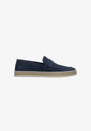 Navy-Suede Slipper mit einer gewebten Jute-Sohle, ausgestattet mit einem breiten Akzentriemen über dem Spann. Leichtgewichtiges und lässiges Design.