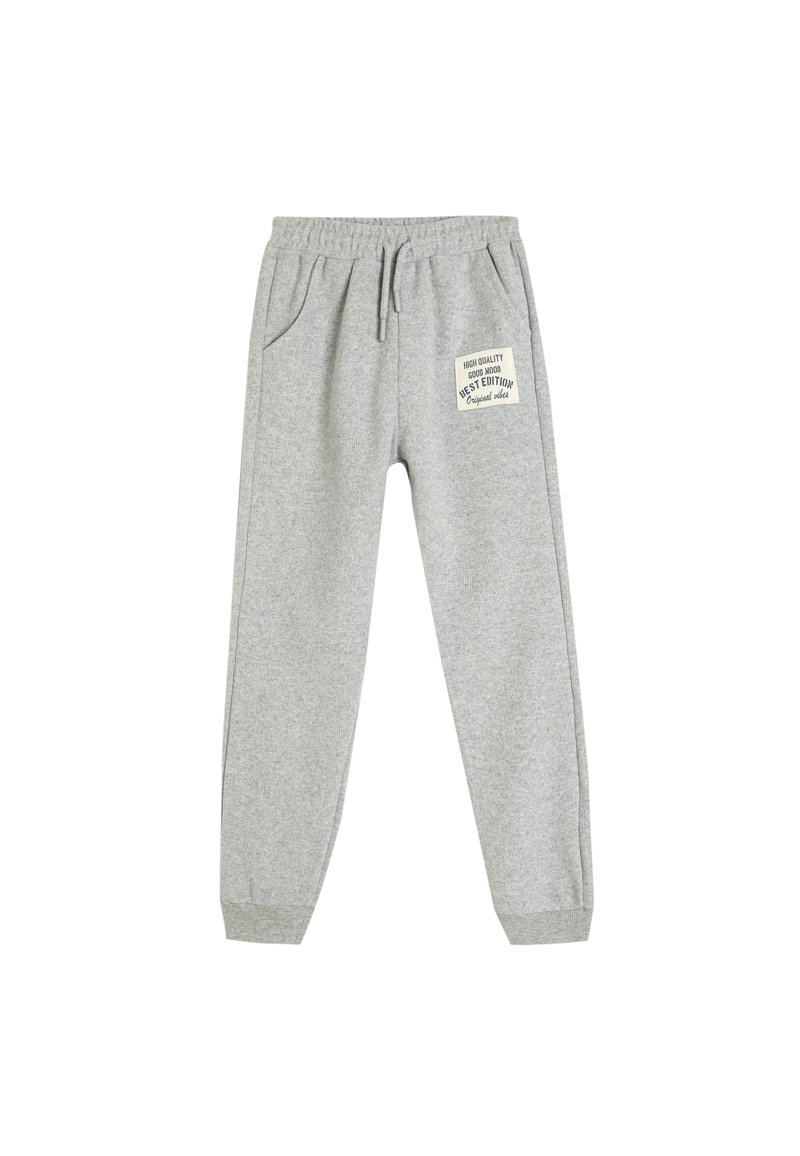 Grå sweatpants med elastisk talje, snoretræk, sidelommer og et lille mærke med tekst på venstre lår. Blød stofstruktur.
