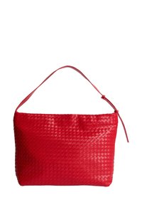Borsa in pelle intrecciata rossa con forma piatta e rettangolare. Caratterizzata da una tracolla singola e una finitura liscia. Nessun hardware o accentuazione visibile.