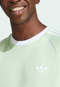 adidas Originals ADICOLOR CLASSICS 3-STRIPES - Marškinėliai su spaudiniu - semi green spark