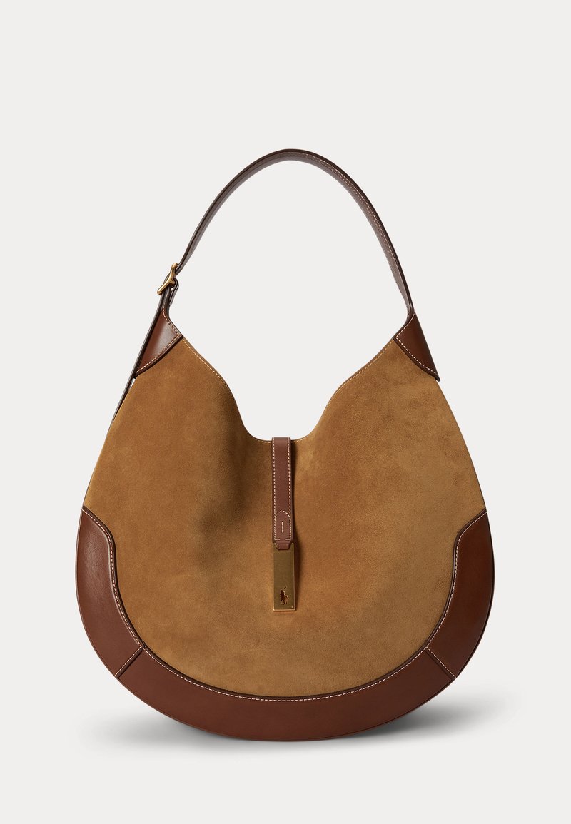 Sac à main en daim et cuir marron en forme de croissant avec une bandoulière simple et un fermoir rectangulaire doré au centre devant.