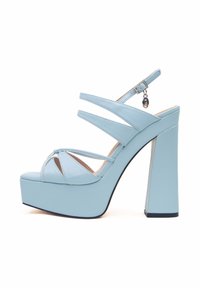 Sandali platform blu chiaro con tacco chunky, dotati di più cinturini e una fibbia decorativa. Texture in pelle liscia e punta arrotondata.