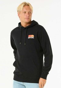 Zwarte hoodie met een kangoeroezak, trekkoorden en een multicolore logo-opdruk op de borst. Zachte textuur, casual pasvorm.