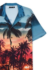 Camicia a maniche corte con colletto blu, stampa di palme e un design con tramonto sfumato in tonalità di arancione, rosa e viola. Bottoni lungo la parte anteriore.