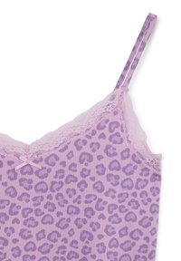 Camisole con stampa leopardata viola, rifinita in pizzo e con spalline regolabili, caratterizzata da una texture liscia e motivi a forma di cuore.