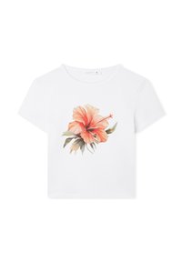 T-shirt bianca in cotone con una grafica vivace di un fiore di ibisco arancione, accompagnato da foglie verdi, sulla parte anteriore. Maniche corte e scollo rotondo.