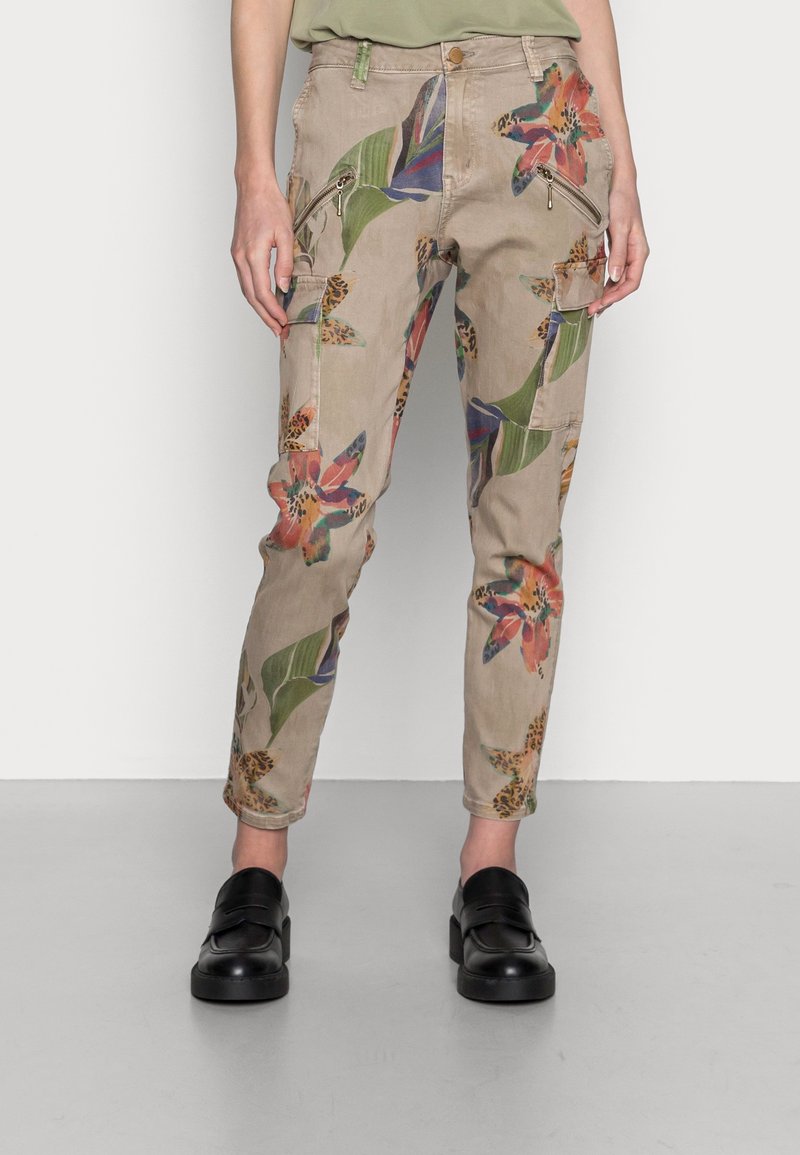 Khaki cargobroek met kleurrijke bloemen- en loofprints, voorzien van zijritsen, meerdere zakken en een taps toelopende pasvorm. Zachte katoenen textuur.