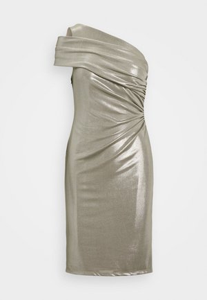 Rochie metalică argintie cu un design pe o umăr, având țesătură drapată, pliu pe lateral și o siluetă ajustată. Textură netedă.