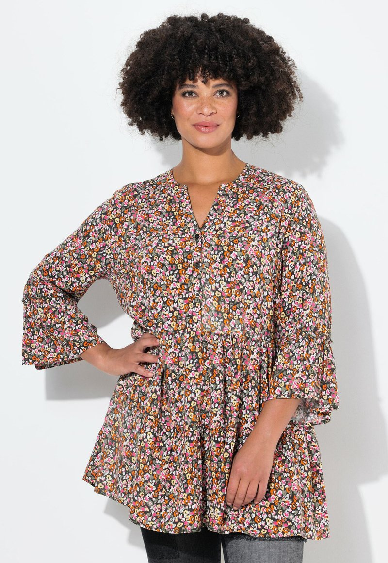 Blomster peplum top med V-hals, 3/4 flared ærmer og en mørk baggrund med flerfarvede mønstre. Letvægtsstof med en afslappet pasform.