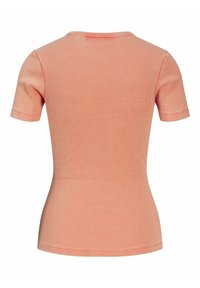 T-shirt a coste in corallo chiaro, con collo rotondo e maniche corte, dalla forma aderente e con minimi dettagli di cucitura.
