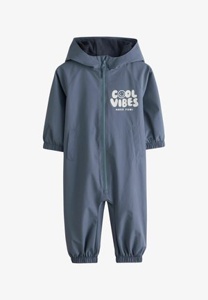 Modrý kojenecký overal s kapucňou, predným zipsom, elastickými manžetami, vreckami a bielym nápisom "COOL VIBES HAVE FUN!" so smajlíkom na hrudi.