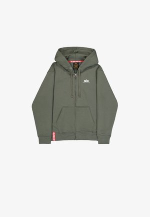 Olīvu zaļš džemperis ar rāvējslēdzēju, izgatavots no mīksta kokvilnas materiāla. Tam ir priekšējā kabata, aukliņas kapuce un sarkana birka sānos.